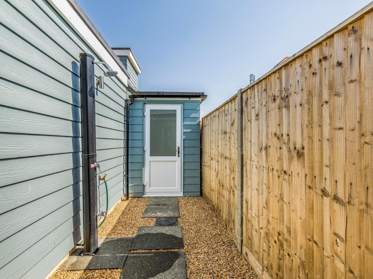 Pass The Keys Charming Chalet A Stones Throw From The Beach Chichester Buitenkant foto