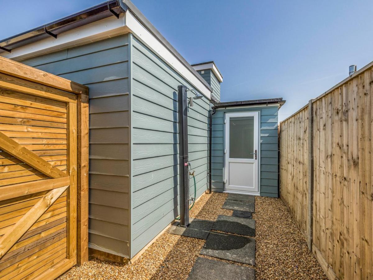 Pass The Keys Charming Chalet A Stones Throw From The Beach Chichester Buitenkant foto