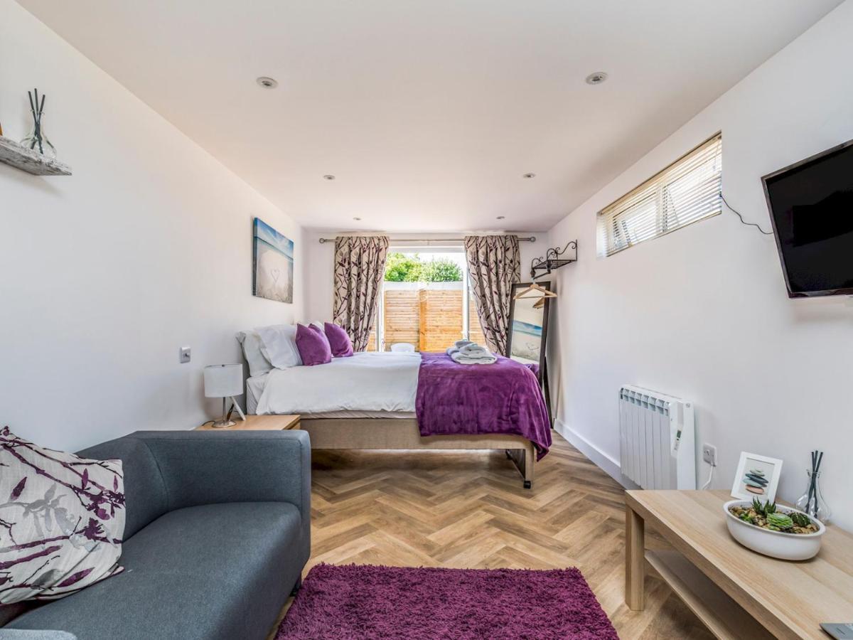 Pass The Keys Charming Chalet A Stones Throw From The Beach Chichester Buitenkant foto