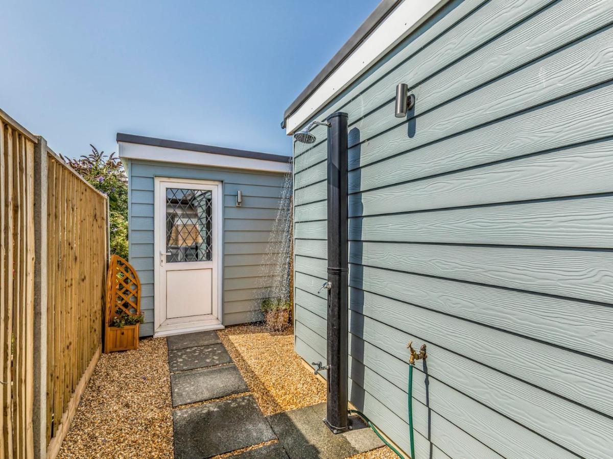Pass The Keys Charming Chalet A Stones Throw From The Beach Chichester Buitenkant foto