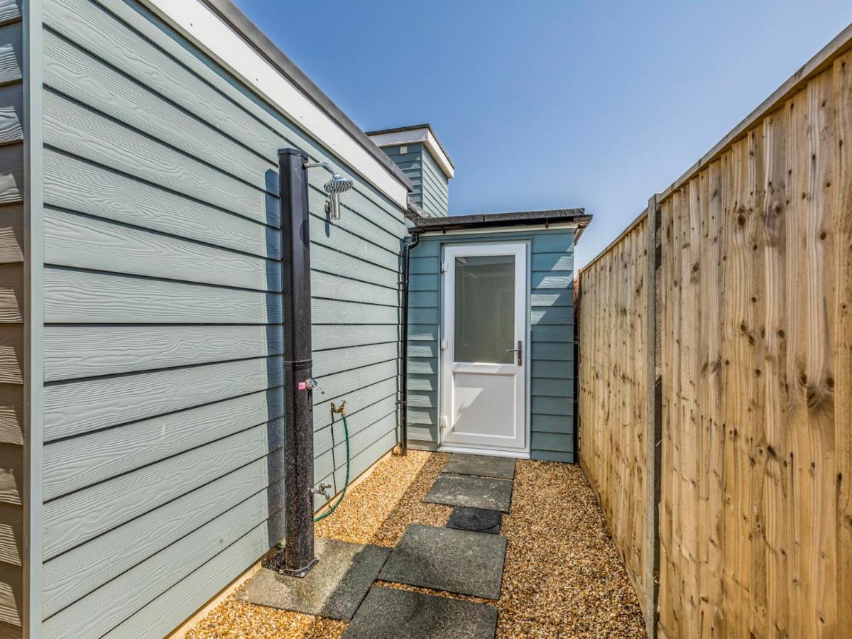 Pass The Keys Charming Chalet A Stones Throw From The Beach Chichester Buitenkant foto