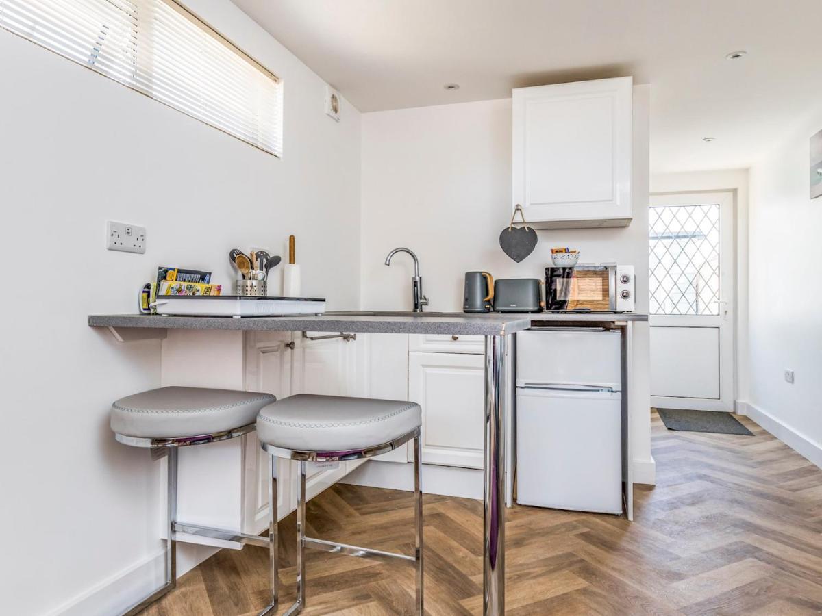 Pass The Keys Charming Chalet A Stones Throw From The Beach Chichester Buitenkant foto