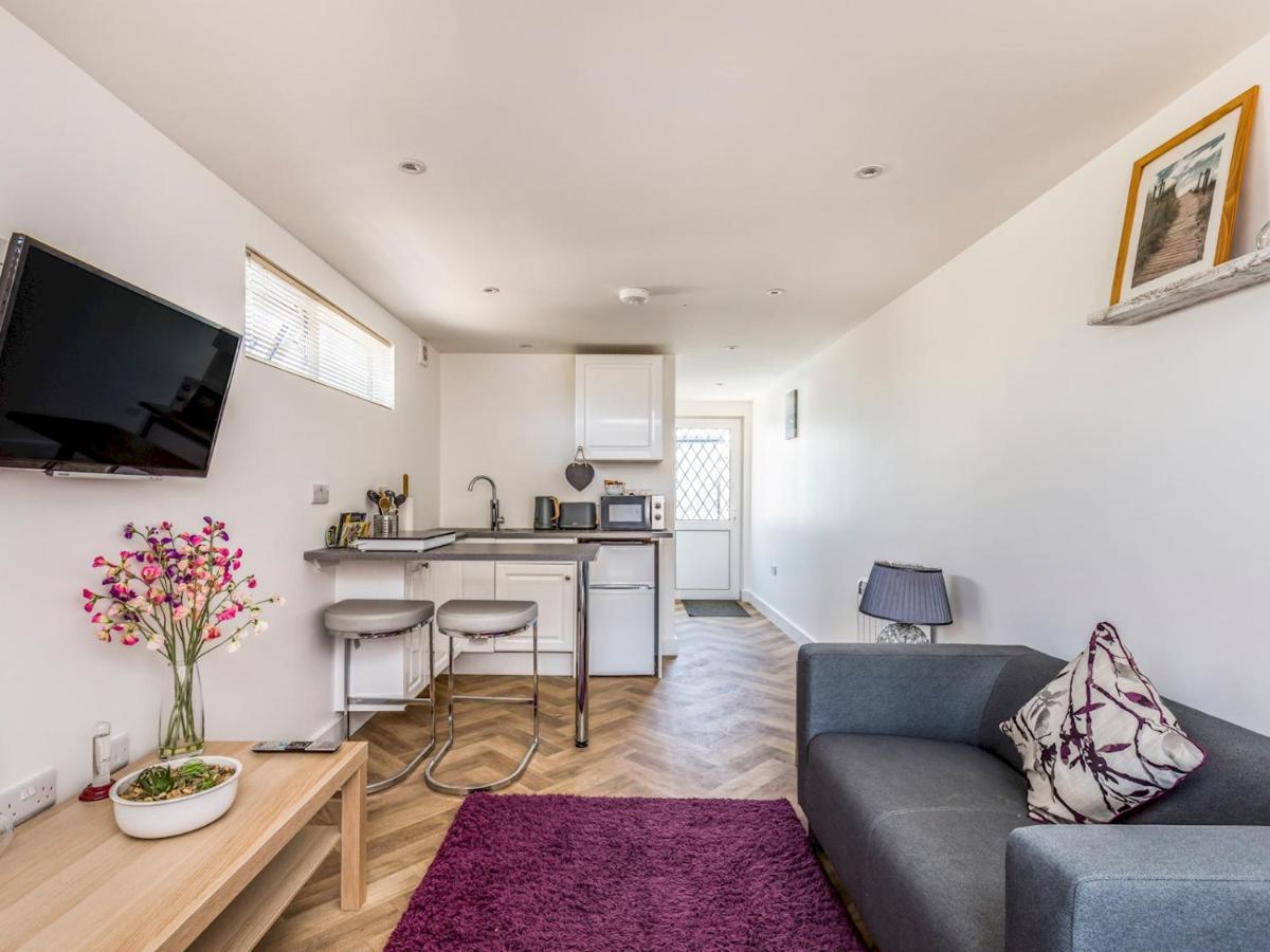 Pass The Keys Charming Chalet A Stones Throw From The Beach Chichester Buitenkant foto