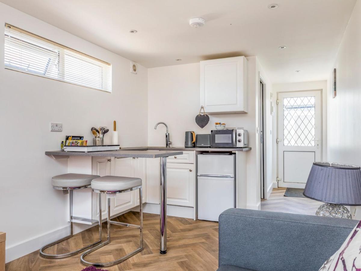 Pass The Keys Charming Chalet A Stones Throw From The Beach Chichester Buitenkant foto