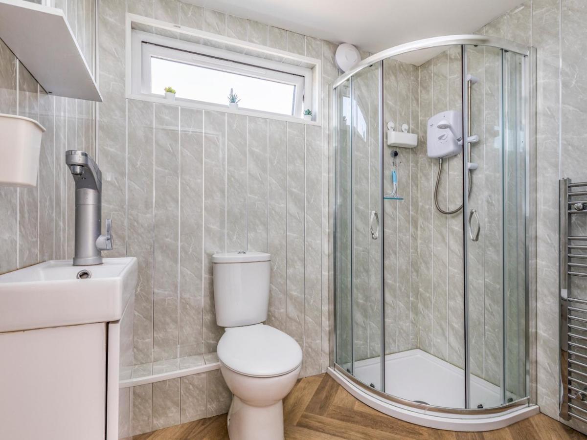 Pass The Keys Charming Chalet A Stones Throw From The Beach Chichester Buitenkant foto