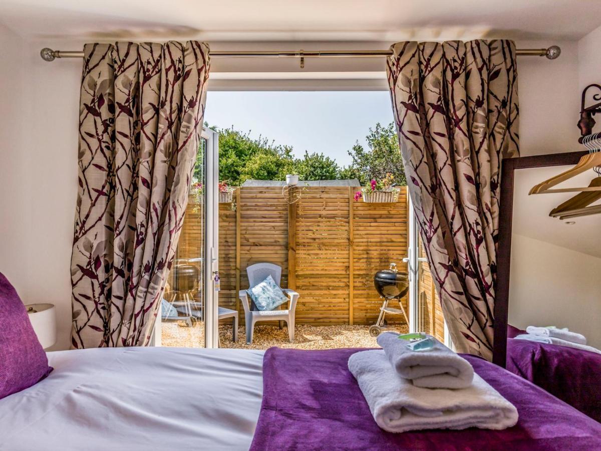 Pass The Keys Charming Chalet A Stones Throw From The Beach Chichester Buitenkant foto