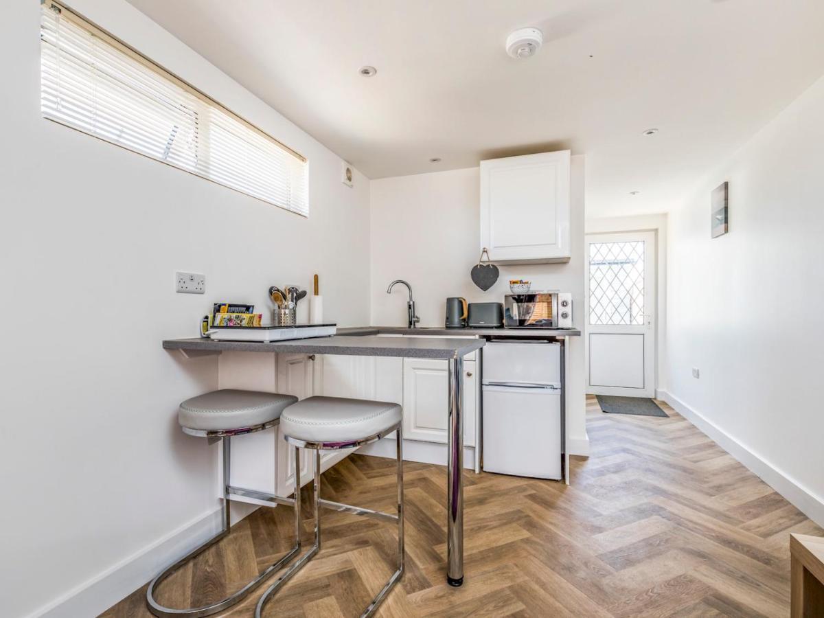 Pass The Keys Charming Chalet A Stones Throw From The Beach Chichester Buitenkant foto