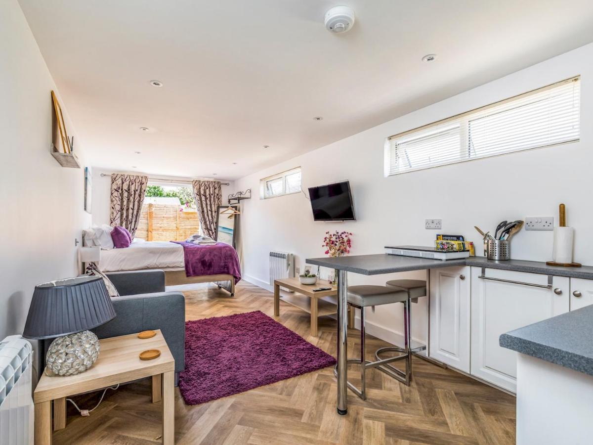 Pass The Keys Charming Chalet A Stones Throw From The Beach Chichester Buitenkant foto
